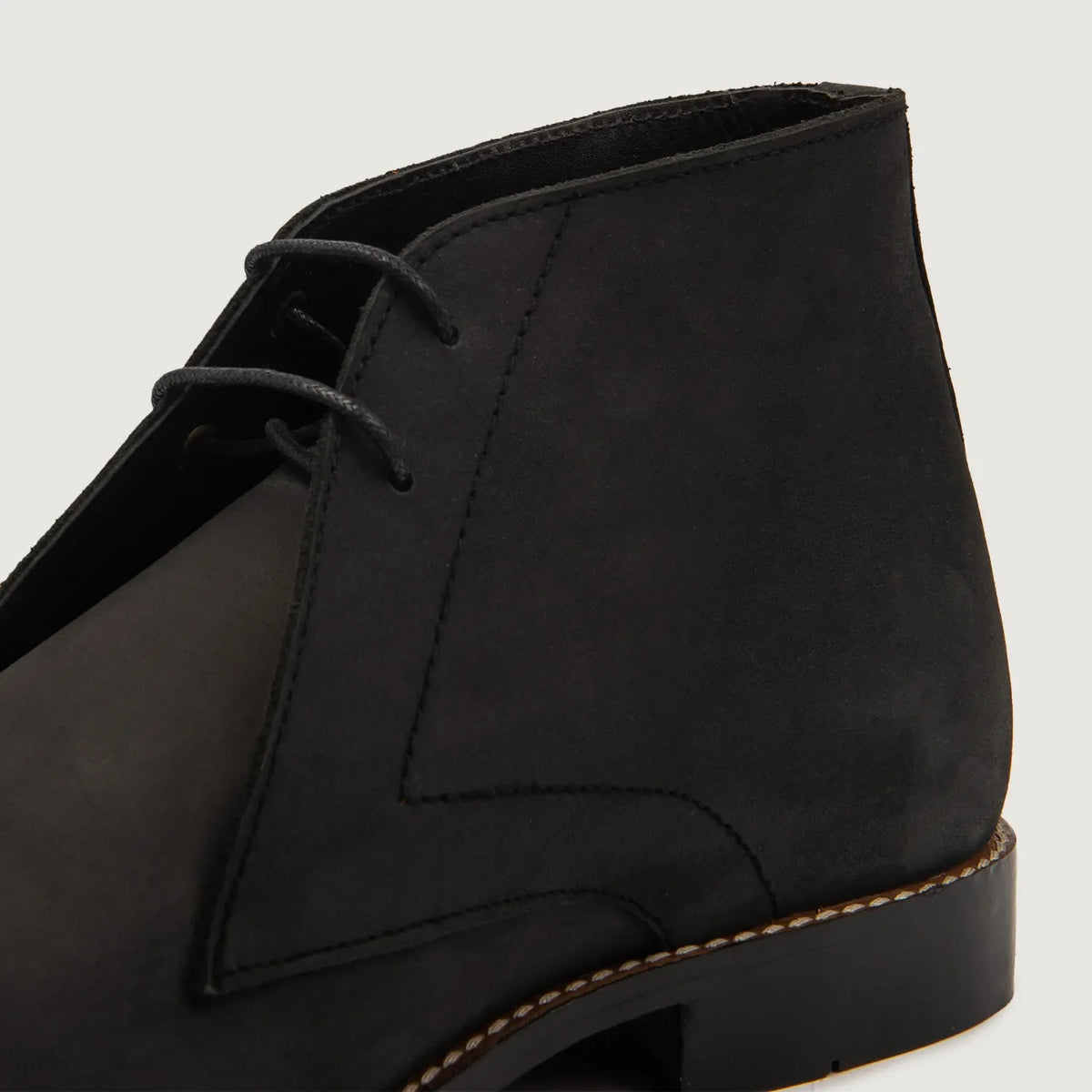 High-Traction Rubber Outsole & Lug Tread Pattern on Corry Chukka Sort Nubuck Læderstøvler til Mænd For Men