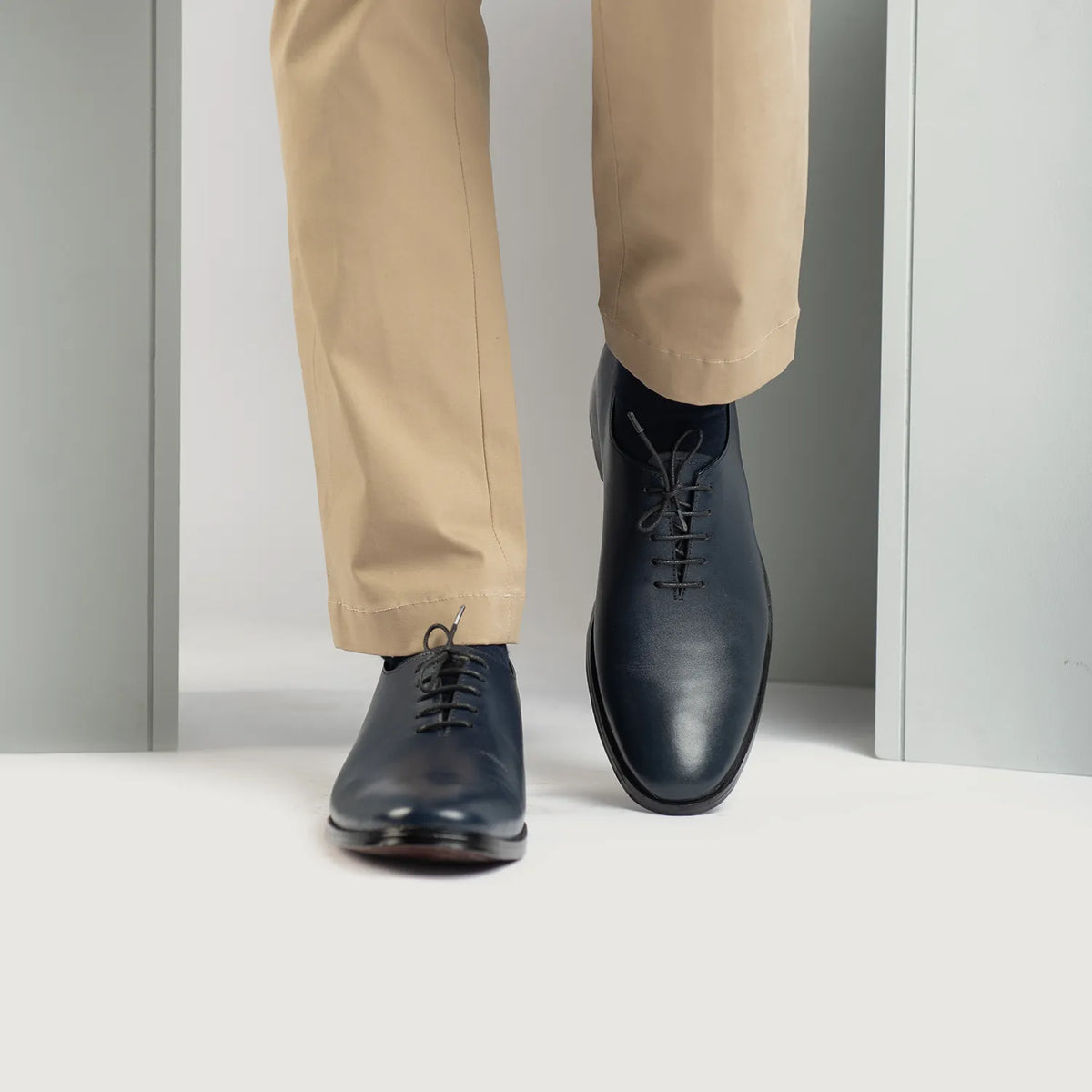 Tailored Rib Cuffs & Hem Craftsmanship Construction Detail on Director Wholecut Midnight Blå Lædersko til Mænd For Men