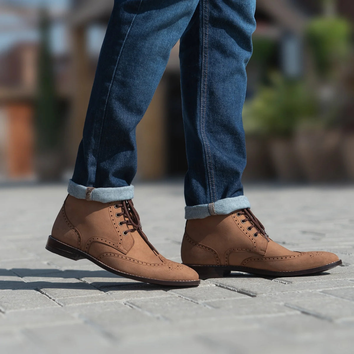 På model:  Duster Brogues Derby Brun Nubuck Læderstøvler til Mænd For Men på model med naturligt fald i dagslys