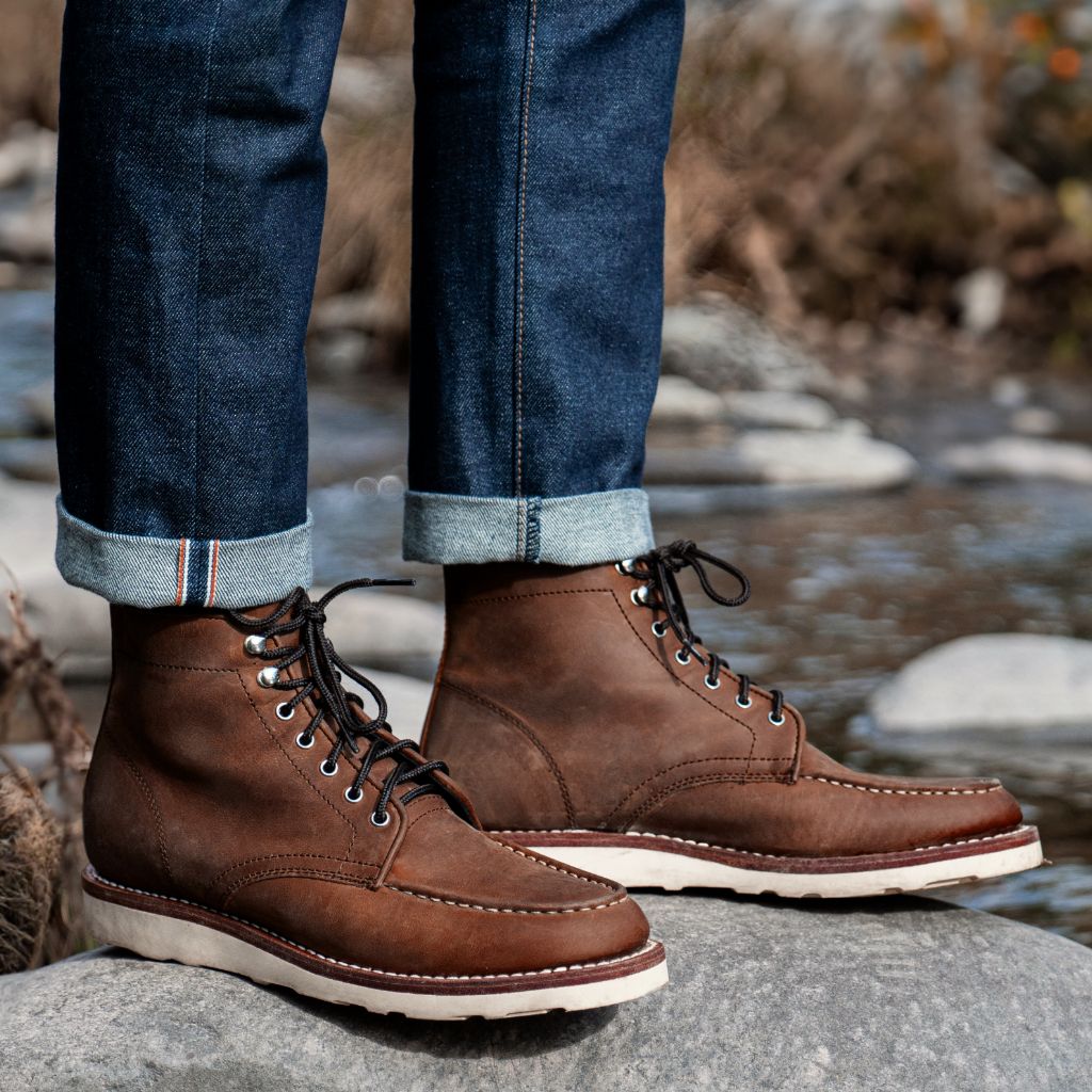 Authentic Full-Grain Leather Grain Depth & Pull-Up Patina Texture Detail