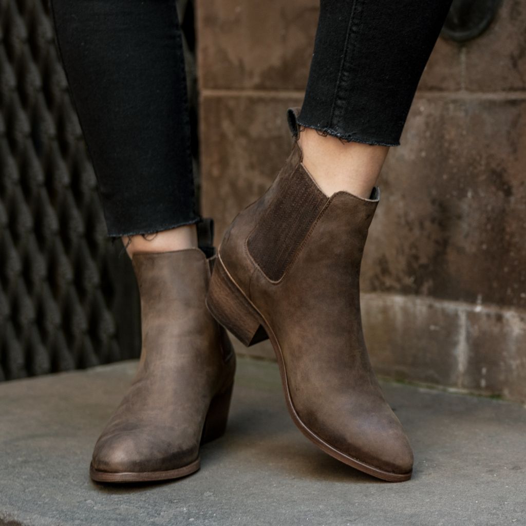 Authentic Full-Grain Leather Grain Depth & Pull-Up Patina Texture Detail