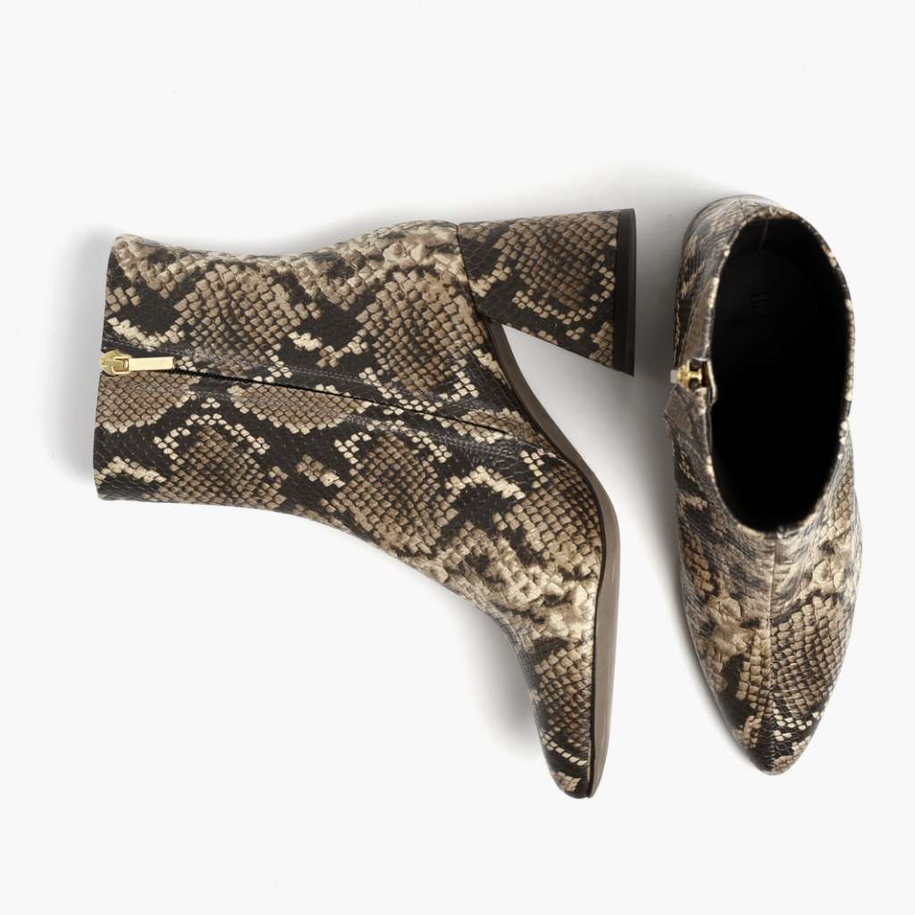 High-Traction Rubber Outsole & Lug Tread Pattern on Heartbreaker Snake Print Læderstøvler til Damer