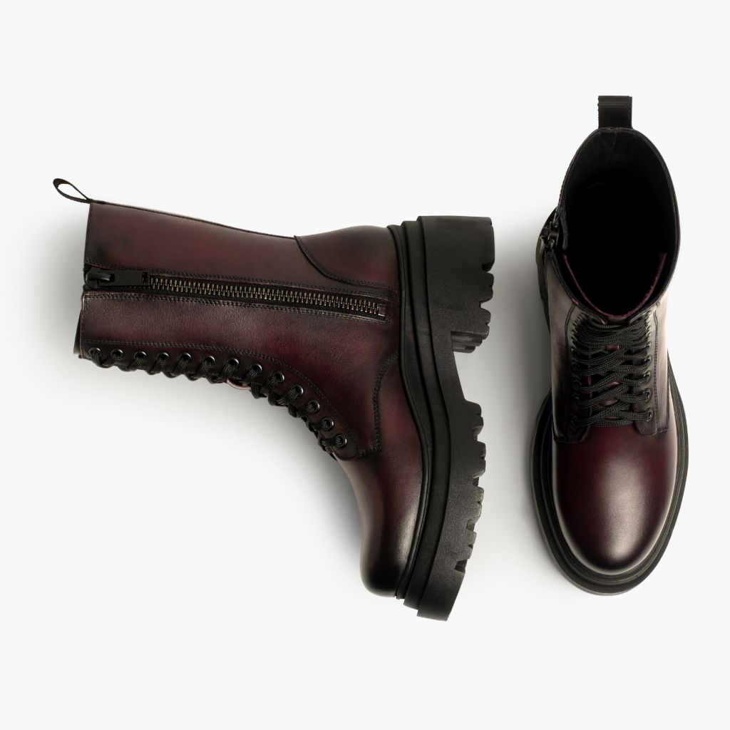 High-Traction Rubber Outsole & Lug Tread Pattern on Fatale Sort Cherry Læderstøvler til Damer