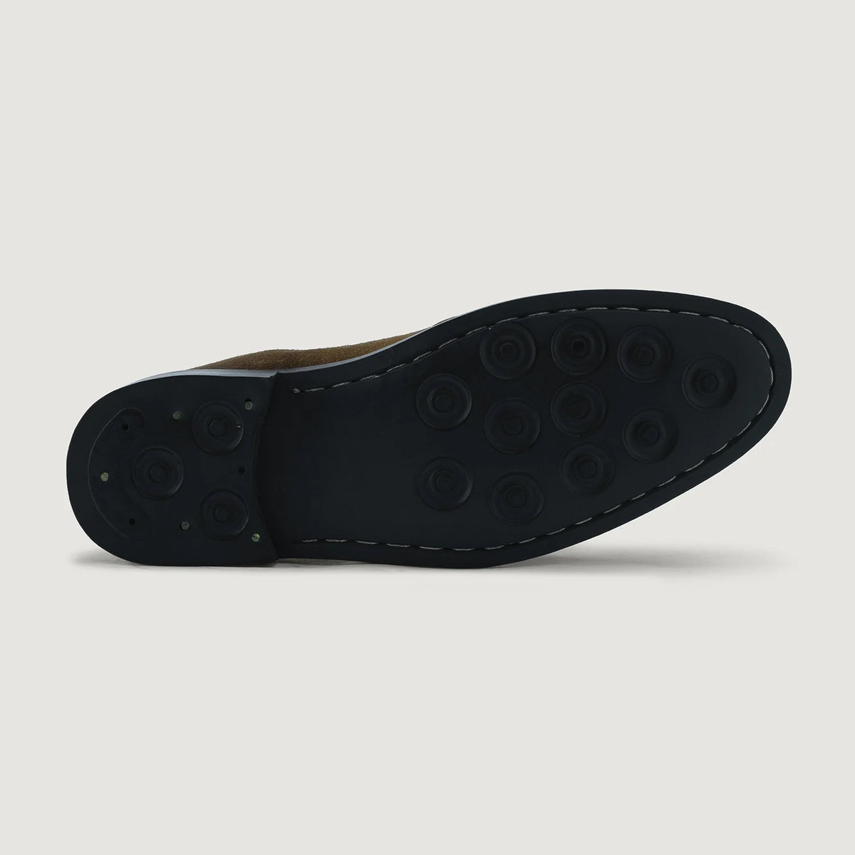 High-Traction Rubber Outsole & Lug Tread Pattern on Clarkson Chelsea Brun Suede Læderstøvler - StudGuard til Mænd