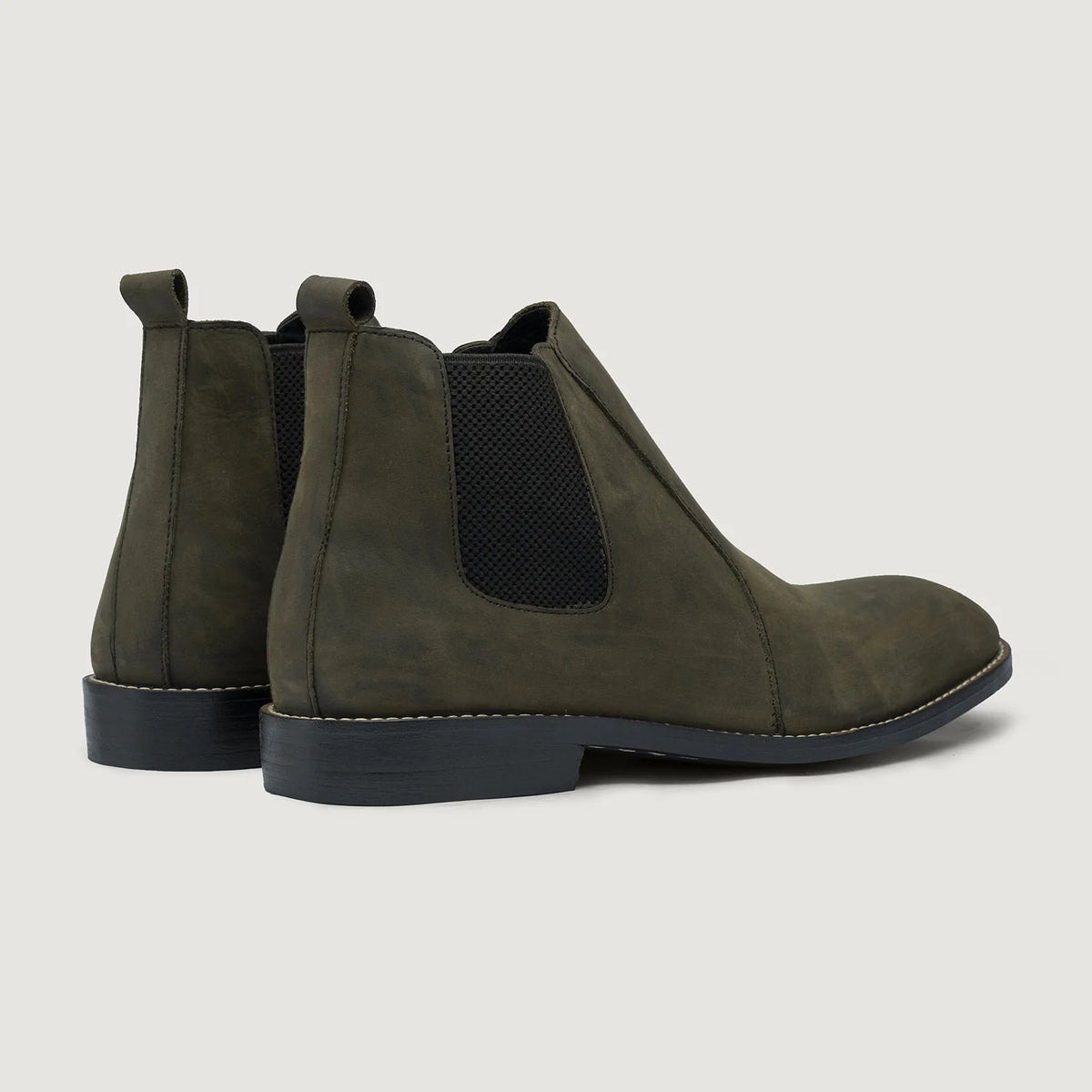 High-Traction Rubber Outsole & Lug Tread Pattern on Clarkson Chelsea Olive Pullup Læderstøvler - StudGuard til Mænd