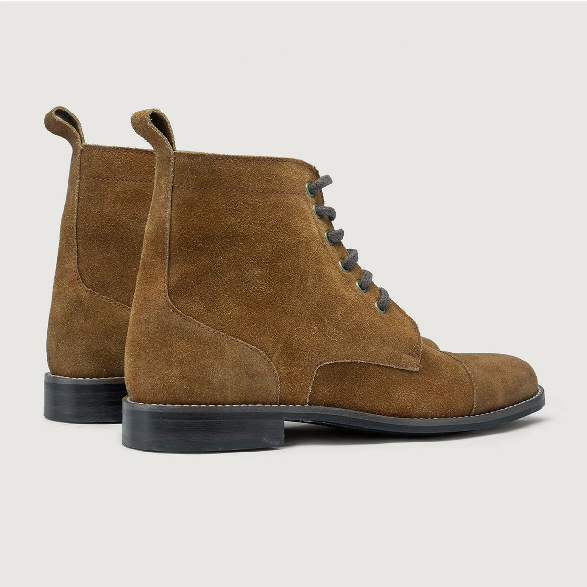 High-Traction Rubber Outsole & Lug Tread Pattern on Knight Derby Brun Suede Læderstøvler - StudGuard til Mænd