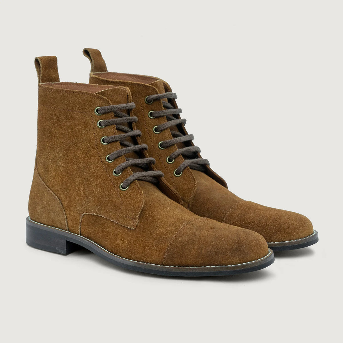 Knight Derby Brun Suede Læderstøvler - StudGuard til Mænd in Brown Goatskin Suede - Sidevisning | Køb online