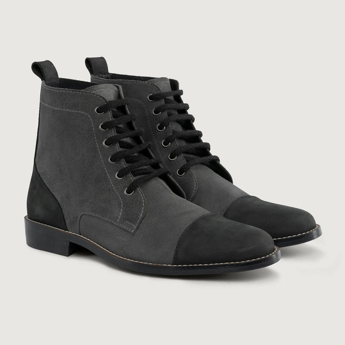Knight Derby Grey & Sort Læderstøvler - StudGuard til Mænd in Grey & Black Full-Grain Leather - Sidevisning | Køb online