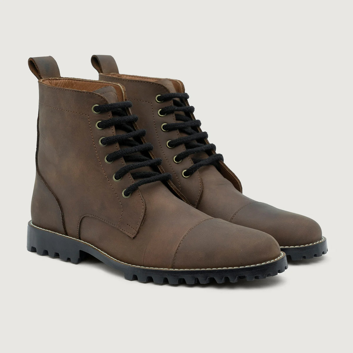 Knight Derby Waxed Brown Pullup Leather Boots TerraGrip For Men in Waxed Brown Full-Grain Leather - Sidevisning | Køb online