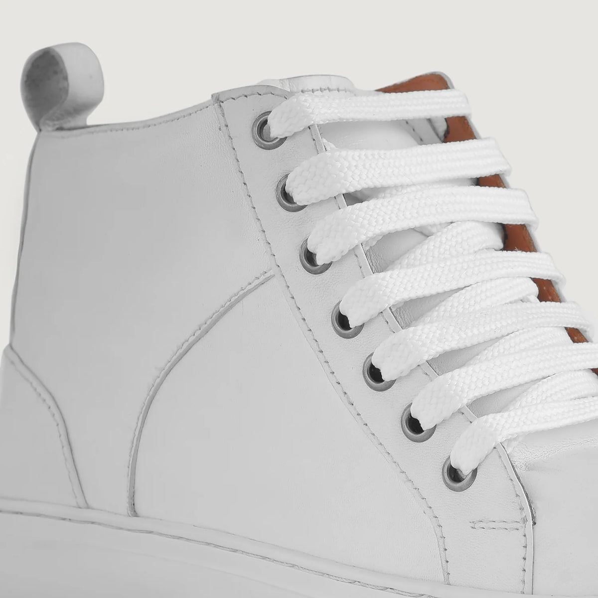 High-Traction Rubber Outsole & Lug Tread Pattern on Marty High Top White Lædersneakers til Mænd