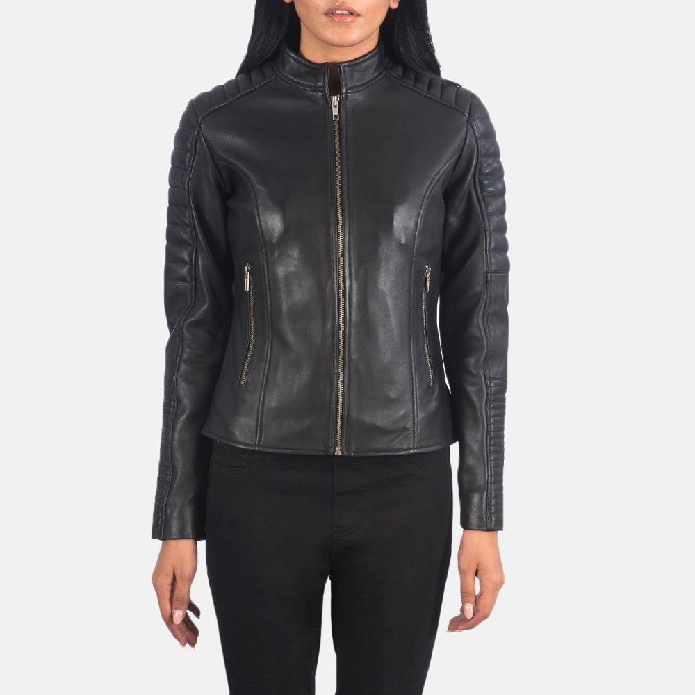 Close-Up Detail of Band &amp; Zipper Hardware on Women's Adalyn Quilted Sort Læder Bikerjakke til Kvinder