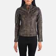 
Nærbillede of Band & Zipper Hardware on Adalyn Quiltet Distressed Brun Bikerjakke i Læder til Damer