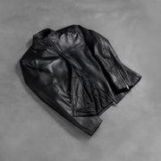 Styled Fit Perspective of Men's Adornica Sort Læder Bikerjakke til Mænd on Model - Natural Daylight Drape