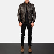 Men's Agent Shadow Brun Læder Bomberjakke til Mænd - Lateral Side Profile View Showing Sleeve Cut &amp; Athletic Taper Fit