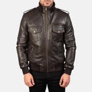 Close-Up Detail of High neck &amp; Zipper Hardware on Men's Agent Shadow Brun Læder Bomberjakke til Mænd