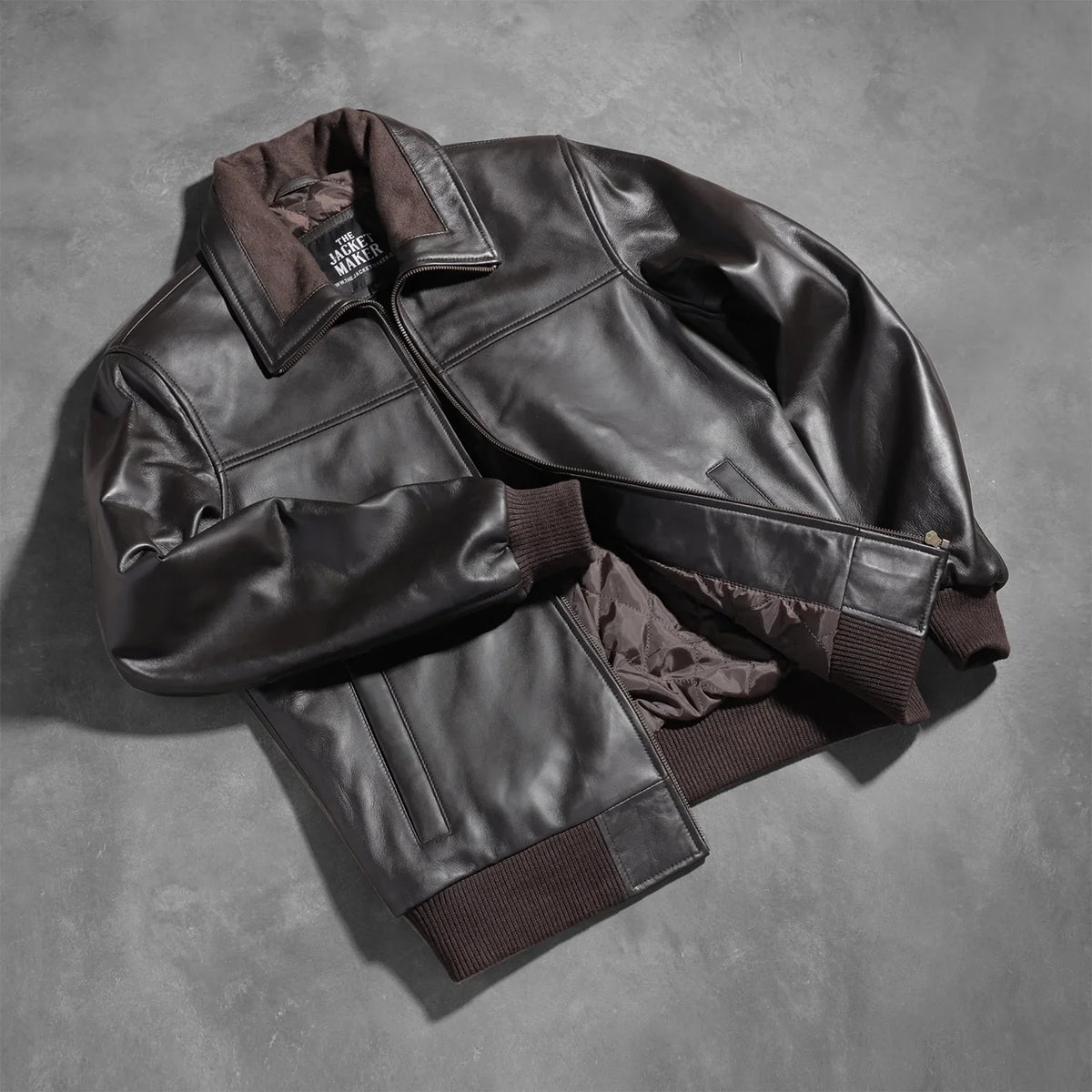 
På model:  Air Rolf Mocha Brown Leather Bomber Jacket på model med naturligt fald i dagslys