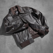 
På model:  Air Rolf Mocha Brown Leather Bomber Jacket på model med naturligt fald i dagslys