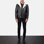 Close-Up Detail of Notch &amp; Zipper Hardware on Men's Alberto White Shearling Sort Læderjakke til Mænd