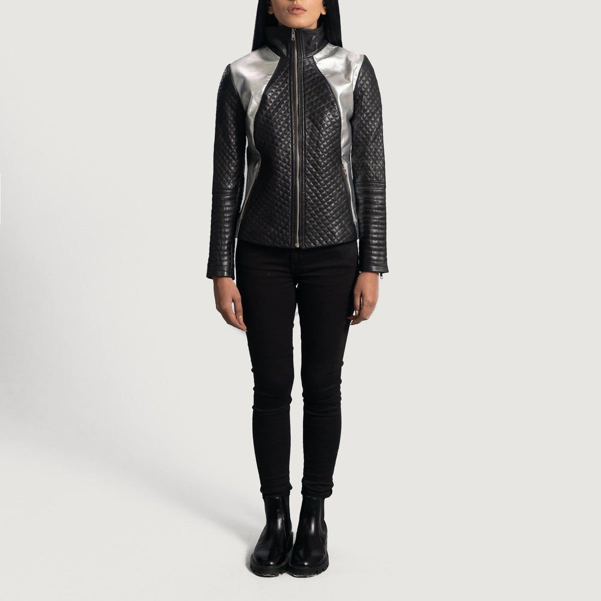 Close-Up Detail of High Neck &amp; Zipper Hardware on Women's Alia Metallic Sort Læder Bikerjakke til Kvinder