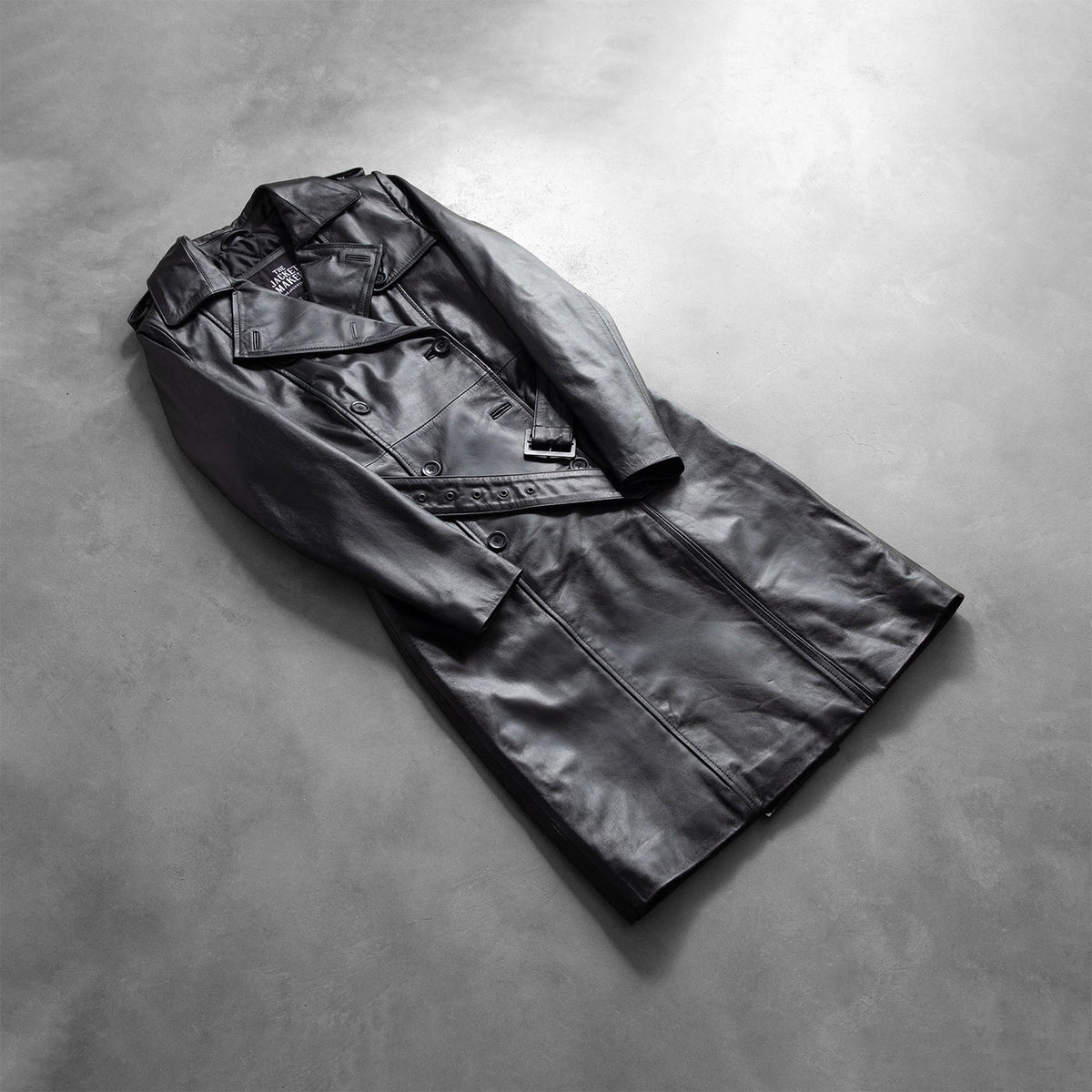
På model:  Alice Black Double Breasted Leather Coat på model med naturligt fald i dagslys