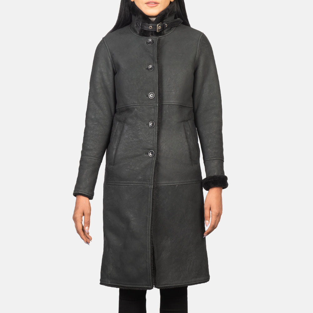 Close-Up Detail of Buckled Collar &amp; Button Hardware on Women's Alina Shearling Sort Leather Coat til Kvinder