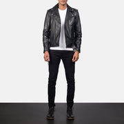 
Allaric Alley Black Leather Biker Jacket - Sideprofil med ergonomisk ærmesnit