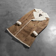 
På model:  Amie Distressed Brown Double Breasted Shearling Coat på model med naturligt fald i dagslys