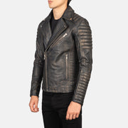 
På model:  Armand Green Suede Biker Jacket på model med naturligt fald i dagslys