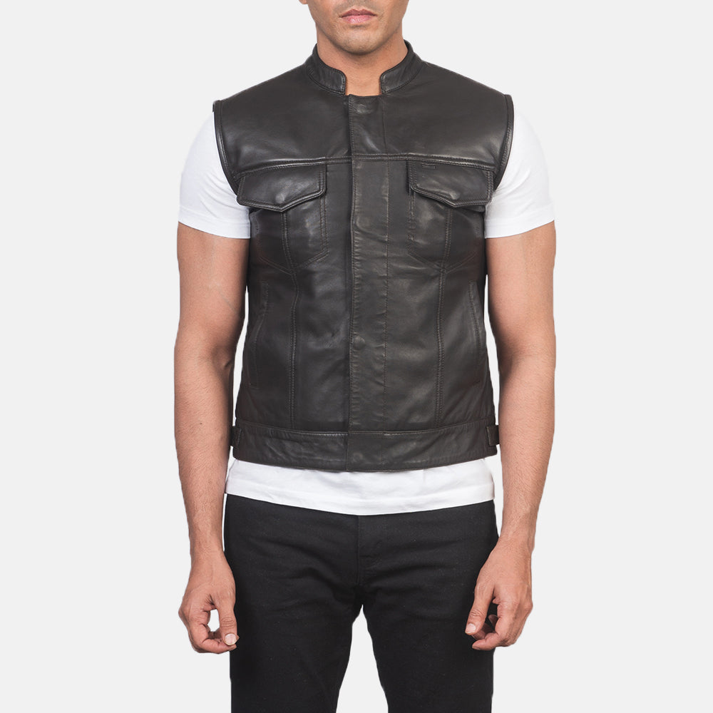 
Nærbillede of Band & Zipper with Button Flap Hardware on Atlas Moto Brun Lædervest til Mænd