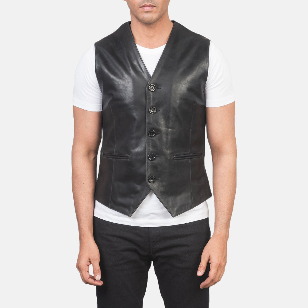 Close-Up Detail of Classic Collar &amp; 5 Button Hardware on Men's Auden Sort Leather Vest til Mænd
