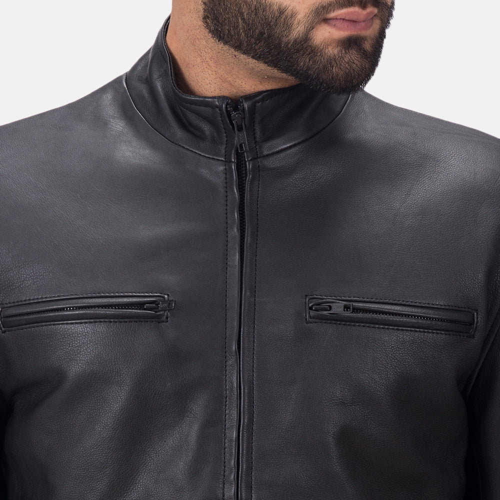 Close-Up Detail of High neck &amp; Zipper Hardware on Austere Matte Sort Læder Bikerjakke til Mænd