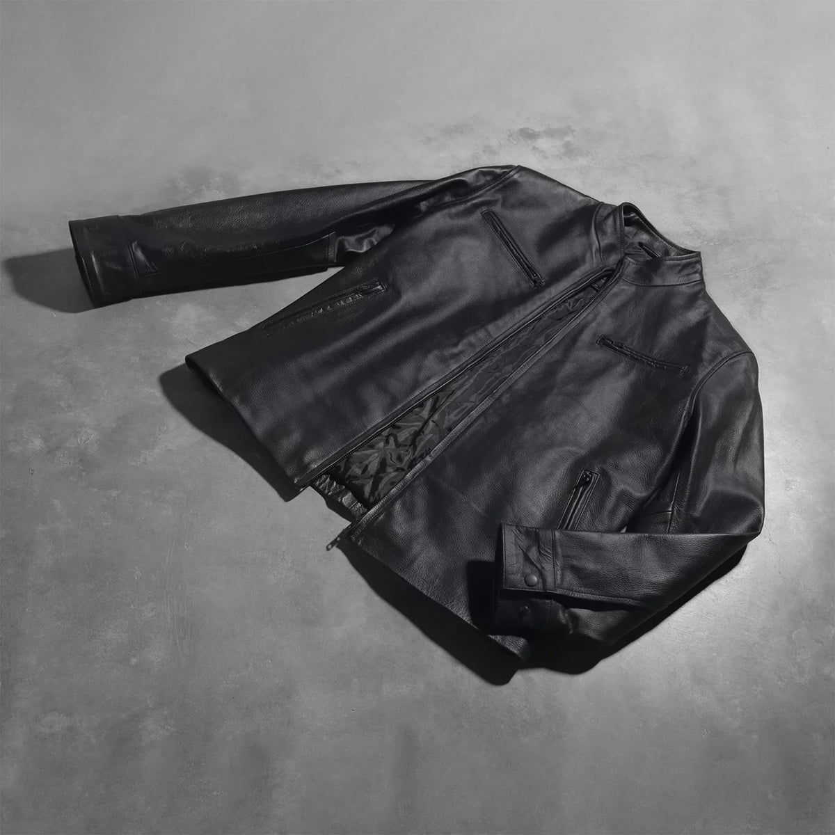 Button &amp; Hem Craftsmanship Construction Detail on Austere Matte Sort Læder Bikerjakke til Mænd