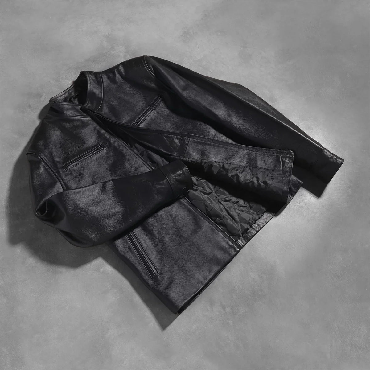 Styled Fit Perspective of Austere Matte Sort Læder Bikerjakke til Mænd on Model - Natural Daylight Drape