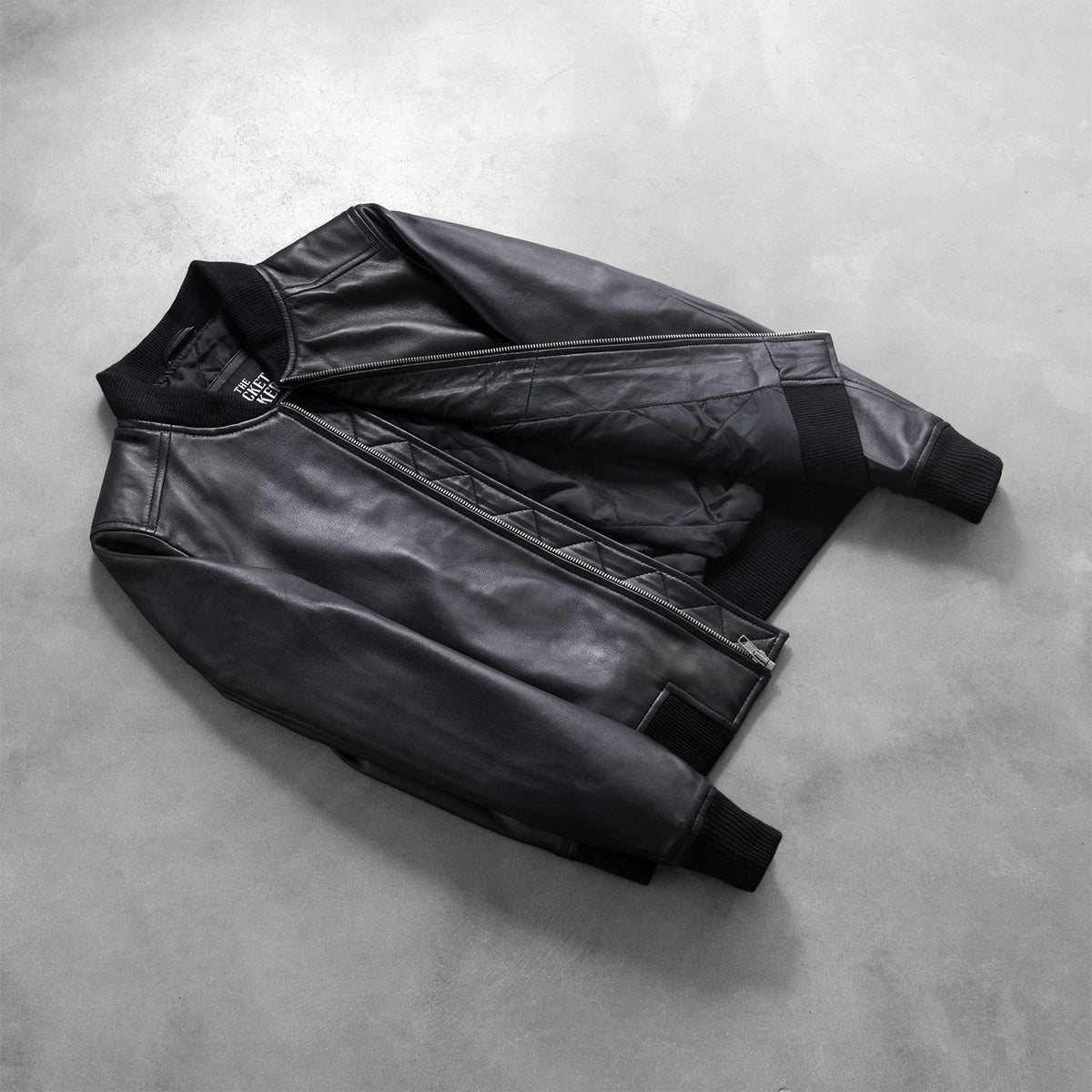 Styled Fit Perspective of Women's Bliss Sort Læder Bomberjakke til Kvinder on Model - Natural Daylight Drape