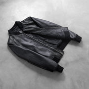 Styled Fit Perspective of Women's Bliss Sort Læder Bomberjakke til Kvinder on Model - Natural Daylight Drape