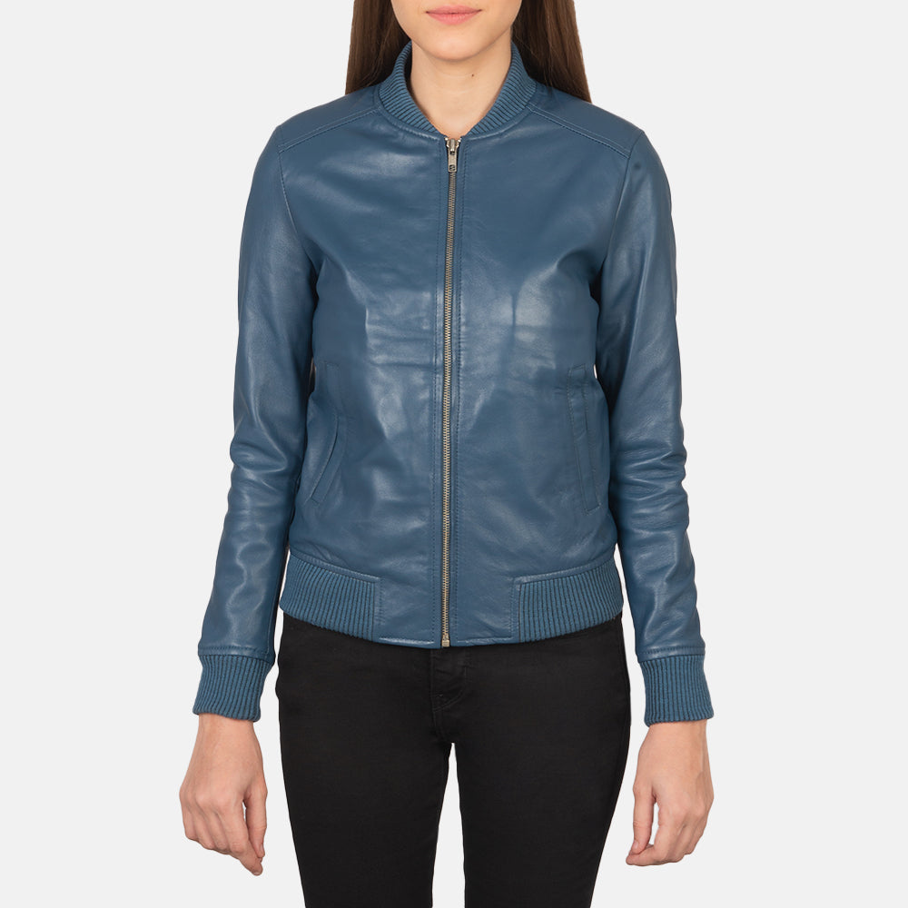 Close-Up Detail of Varsity - Rib Knit &amp; Zipper with Wind Flap Hardware on Women's Bliss Blue Læder Bomberjakke til Kvinder