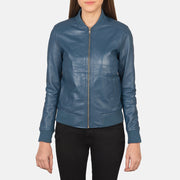 Close-Up Detail of Varsity - Rib Knit &amp; Zipper with Wind Flap Hardware on Women's Bliss Blue Læder Bomberjakke til Kvinder