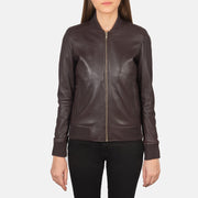 Close-Up Detail of Varsity - Rib Knit &amp; Zipper with Wind Flap Hardware on Women's Bliss Maroon Læder Bomberjakke til Kvinder