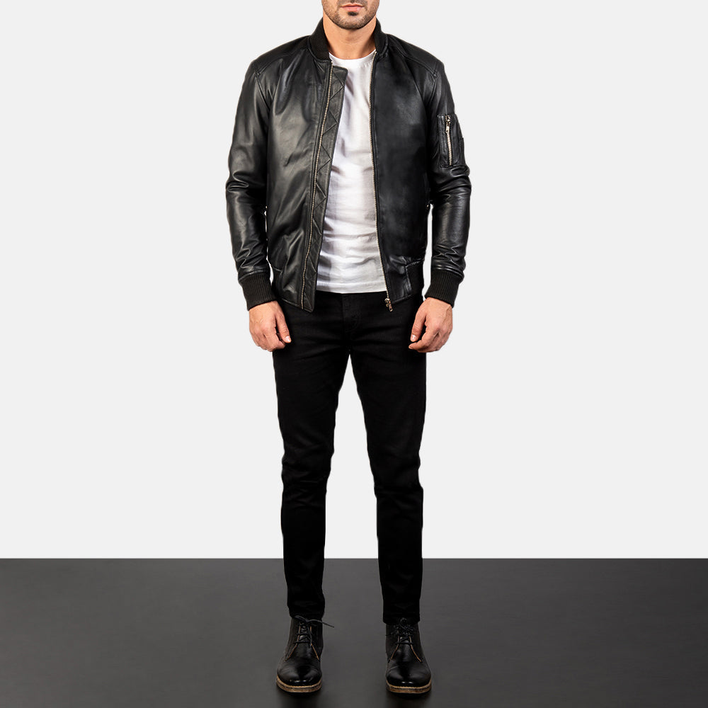 
Bomia Ma-1 Black Leather Bomber Jacket - Sideprofil med ergonomisk ærmesnit