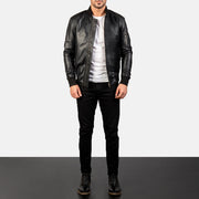 
Bomia Ma-1 Black Leather Bomber Jacket - Sideprofil med ergonomisk ærmesnit