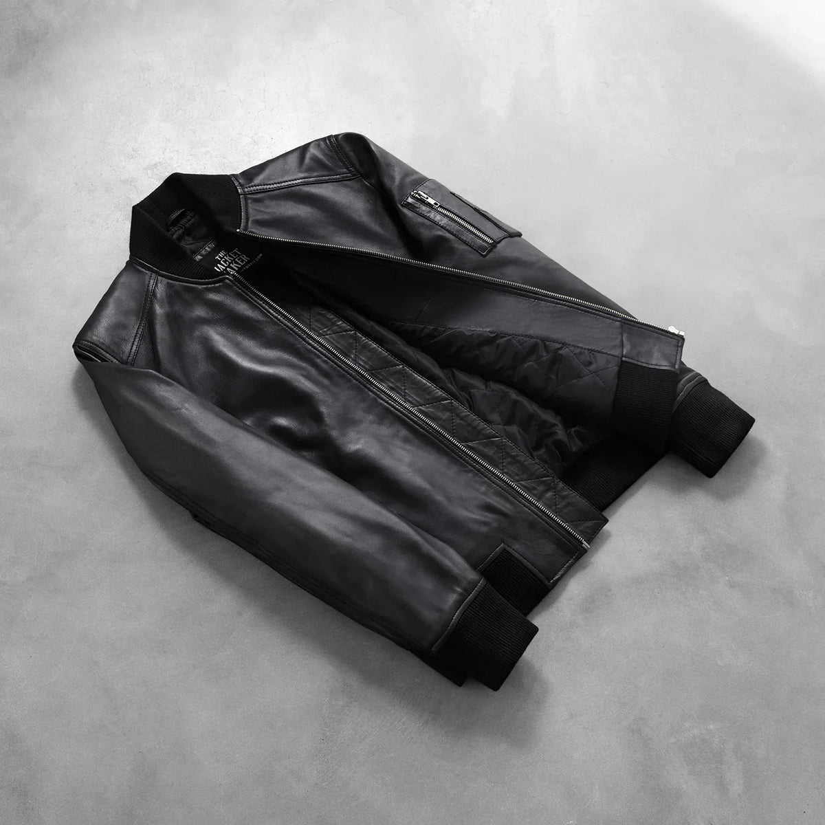 
På model:  Bomia Ma-1 Black Leather Bomber Jacket på model med naturligt fald i dagslys