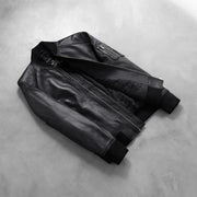 
På model:  Bomia Ma-1 Black Leather Bomber Jacket på model med naturligt fald i dagslys