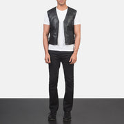 Men's Brandon Sort Leather Vest til Mænd - Lateral Side Profile View Showing Sleeve Cut &amp; Athletic Taper Fit