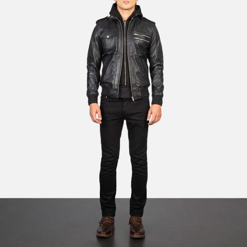 
Bravado Black Hooded Leather Bomber Jacket - Sideprofil med ergonomisk ærmesnit