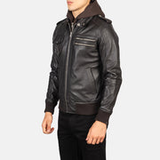 
På model:  Bravado Black Hooded Leather Bomber Jacket på model med naturligt fald i dagslys