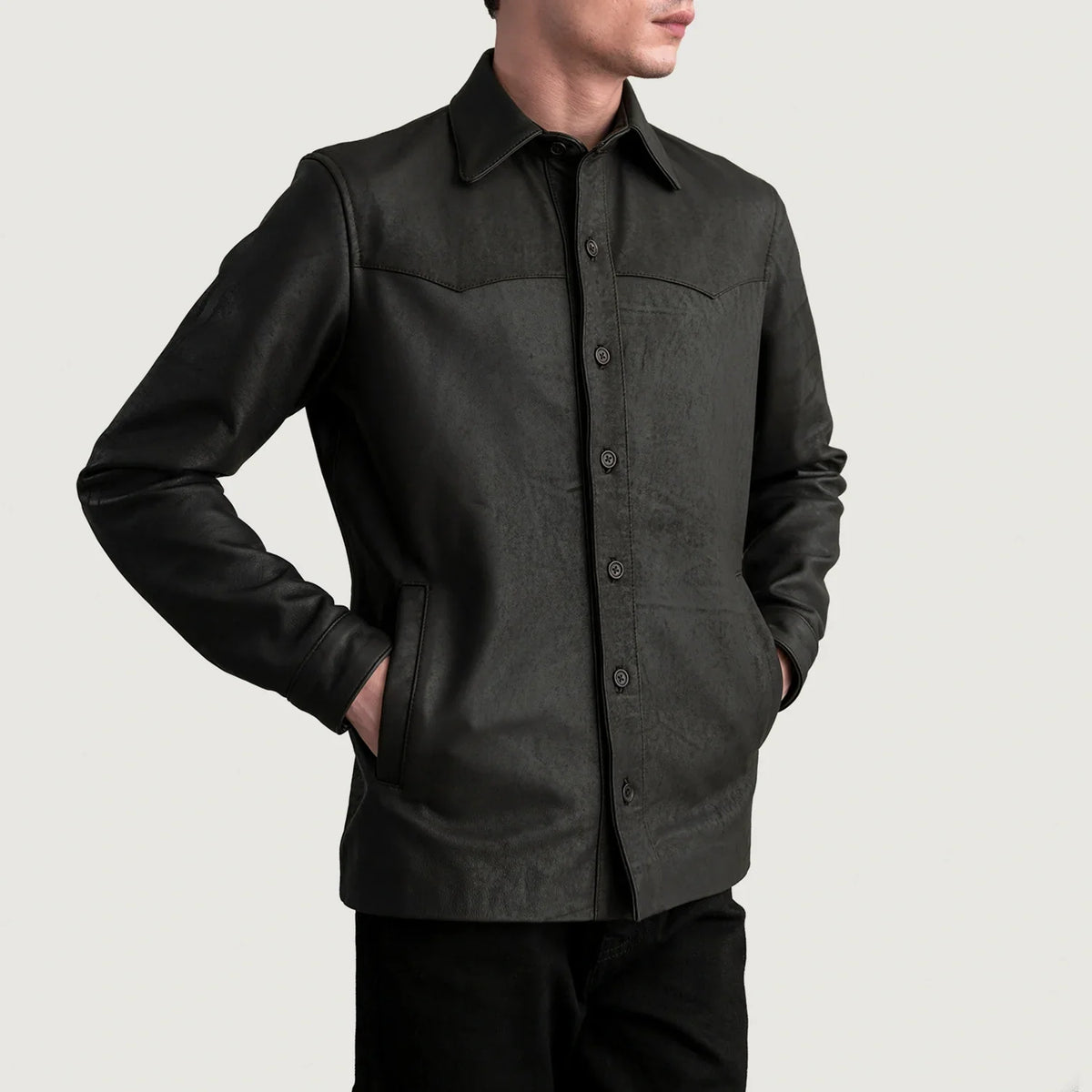 Bronco Tumbled Brun Leather Shirt til Mænd - Lateral Side Profile View Showing Sleeve Cut &amp; Athletic Taper Fit