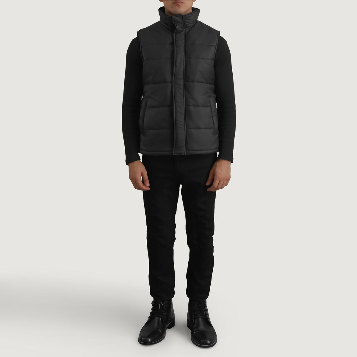 Bryan Sort Puffer Vest til Mænd - Lateral Side Profile View Showing Sleeve Cut &amp; Athletic Taper Fit