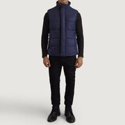 Bryan Blue Puffer Vest til Mænd - Lateral Side Profile View Showing Sleeve Cut &amp; Athletic Taper Fit