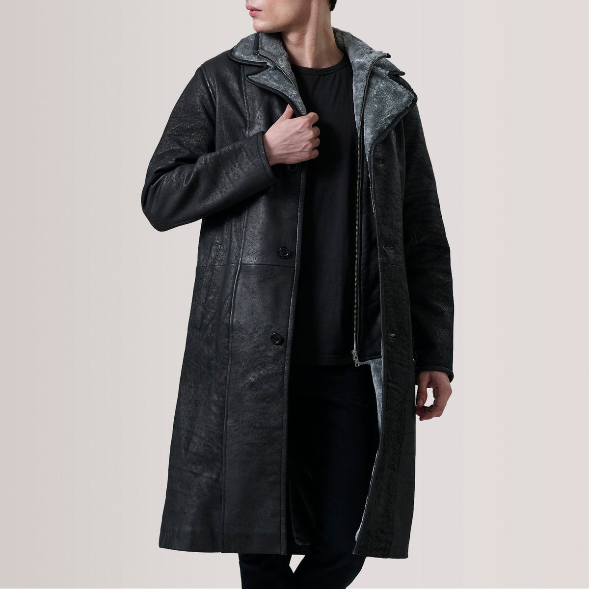 
Cai Distressed Sort Leather Shearling Læderfrakke til Mænd For Men in Distressed Black Sheepskin Snuffed - Forfra med skræddersyet silhuet | Køb online