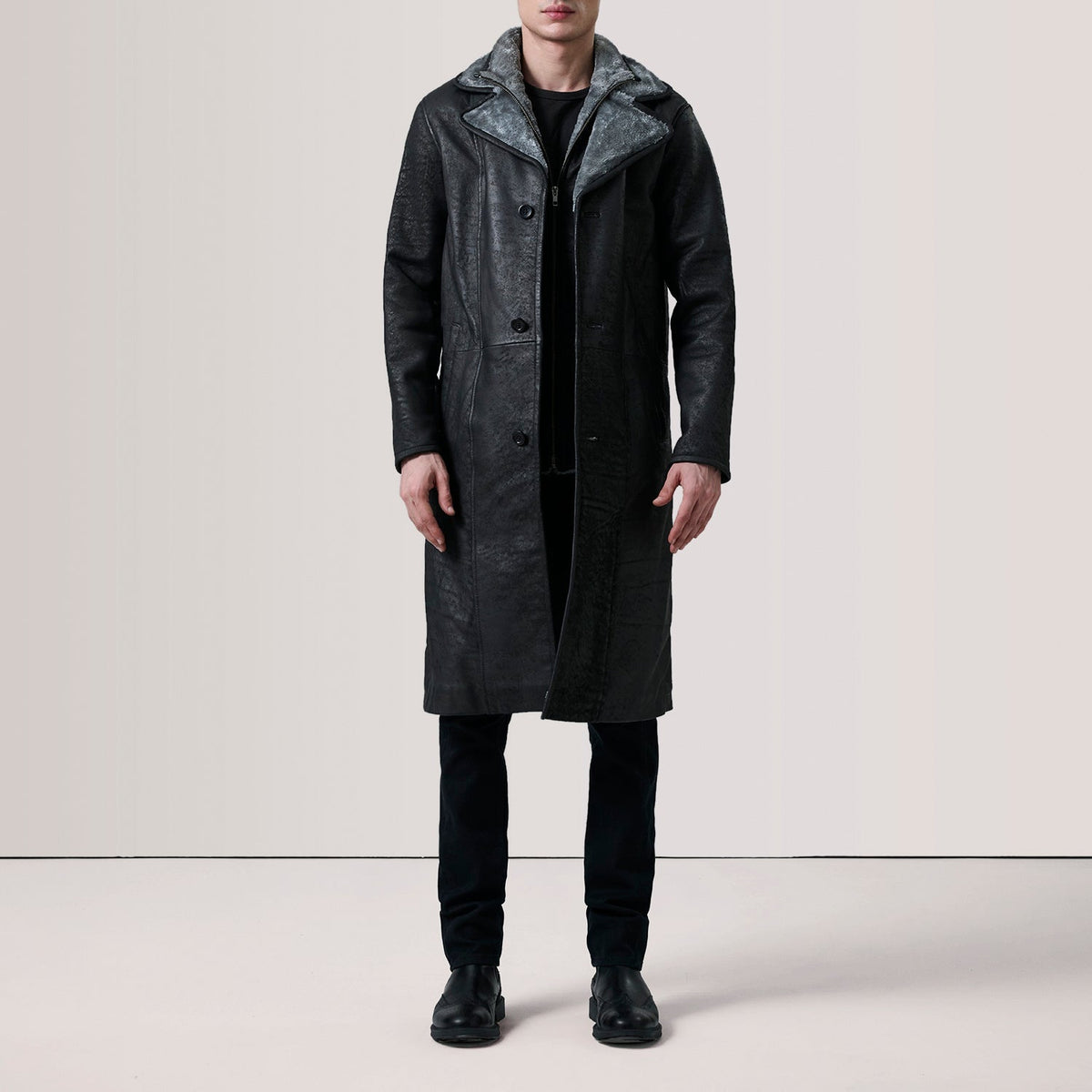 
Distressed Black Sheepskin Snuffed Aviator Jacket - Bagfra med tilpassede skuldre og ren kant